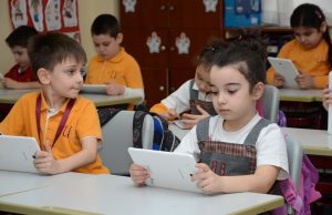 Tablet istasyonları teknolojiyi derslere taşıyor