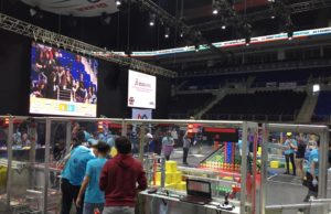 Öğrenciler FIRST Robotics yarışmasında kendi robot tasarımlarıyla yarıştılar