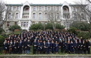 Marketing Masters programının mezunları sertifikalarını aldı