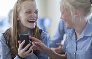 Huzurlu bir yaz tatili için aile ve çocuklara dijital güvenlik önlemleri yaz tatili, dijital güvenlik, siber güvenlik, ESET, antivirüs, okul tatili