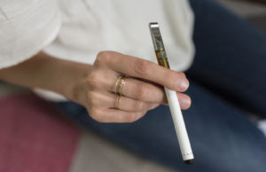 Meyve ve nane aromalı elektronik sigara yasaklandı Elektronik sigara kullananlar ereksiyon