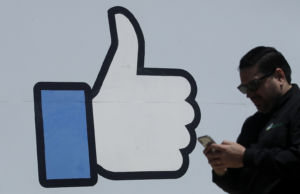 Facebook konuşma tanıma özelliği için kullanıcılara ödeme yapacak Facebook konuşma tanıma