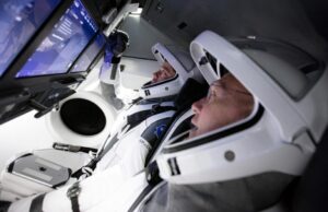 SpaceX Crew Dragon Astronotları Uluslararası Uzay İstasyonuna Giriyor! (Video)