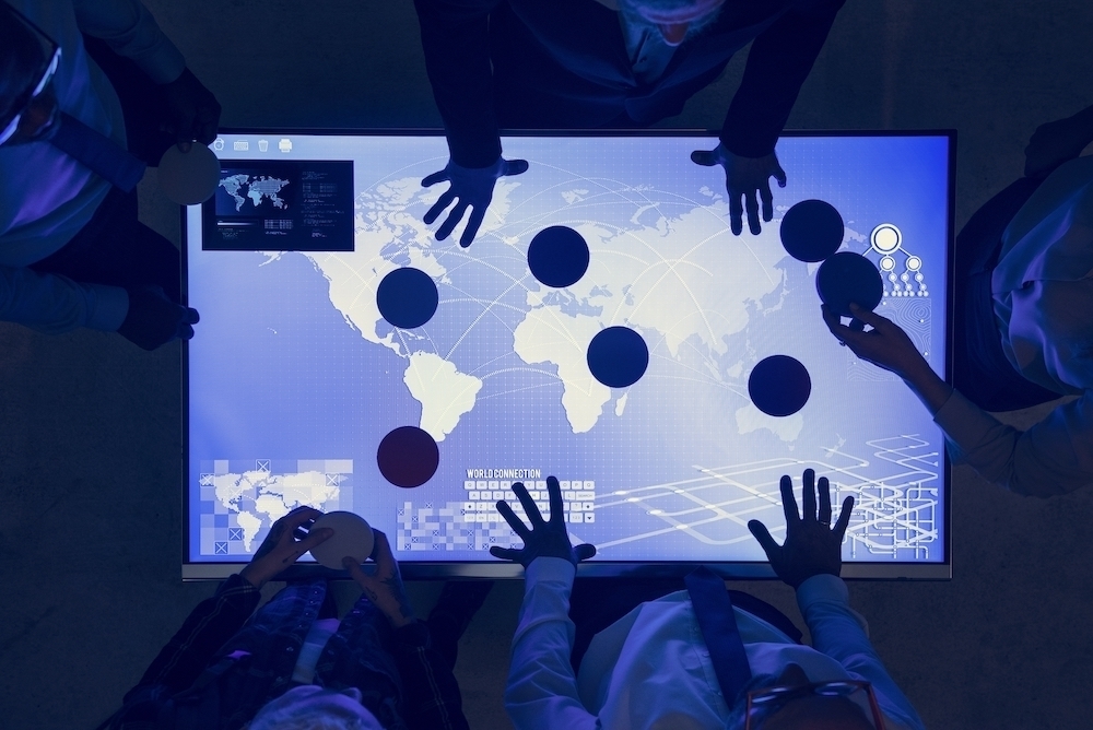 People in a world connection technology meeting siber tehdit