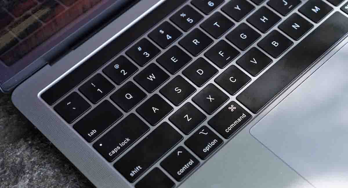 Macbook sahipleri tarafından büyük sorun görülen kelebek klavye neydi?
