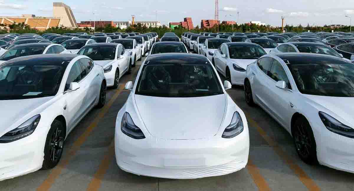 Tesla otomobili alevler
