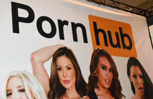 Porno Yıldızının Pozu Gündeme Bomba Gibi Düştü: Hapsi Boyladı Porno sitelerine girenler