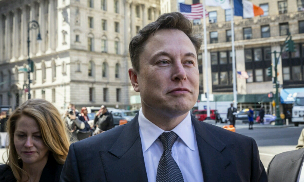 Elon Musk ilk trilyoner