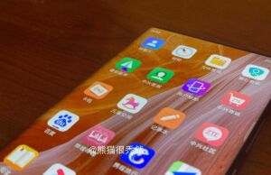 ZTE Axon 40 Kanlı Canlı Görüntülendi: Böyle Bir Tasarım Yok! ZTE Axon 40