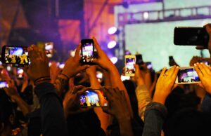 Konserlerde Telefon Kullanımı: Çoğu Kullanıcı Endişe İçinde! Ya Siz?