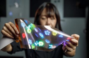 İnanılmaz! LG, Lastik Gibi Uzayabilen Ekran Yaptı: Serbest Biçimli Ekran