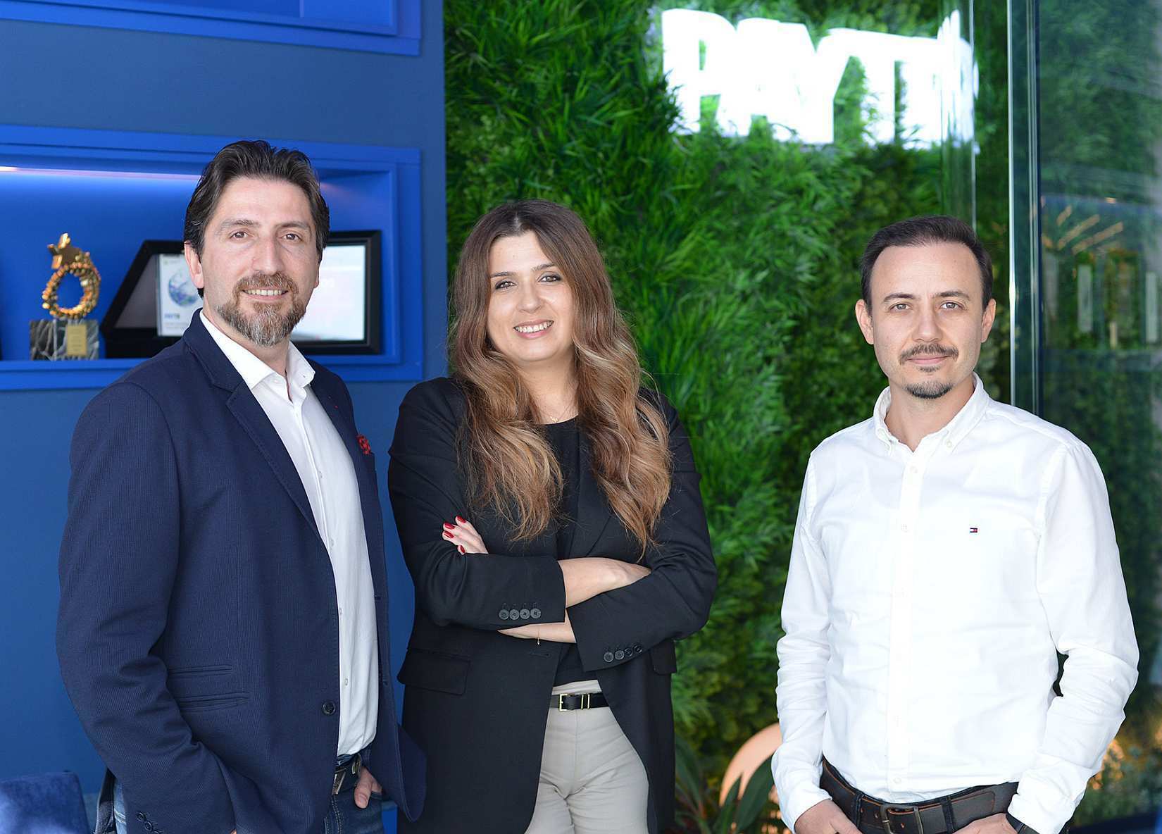 Soldan Sağa: Tarık Tombul, Merve Tezel ,Yiğit Cengiz