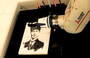 Mitsubishi Electric’in kolaboratif robotu Melfa Assista, Cumhuriyetimizin 100. Yılını çizdiği resimlerle kutladı