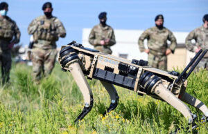 Silahlı Robot Köpeklerin Yükselişi – Ortalık Savaş Alanı Olacak Silahlı robot köpeklerin yükselişi