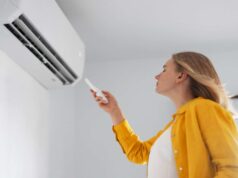 Sıcakları Yenmenin En Kolay Çözümü: İşte Türkiye’deki En Uygun Klima Modelleri klimayı açan ve serinleyen kadın