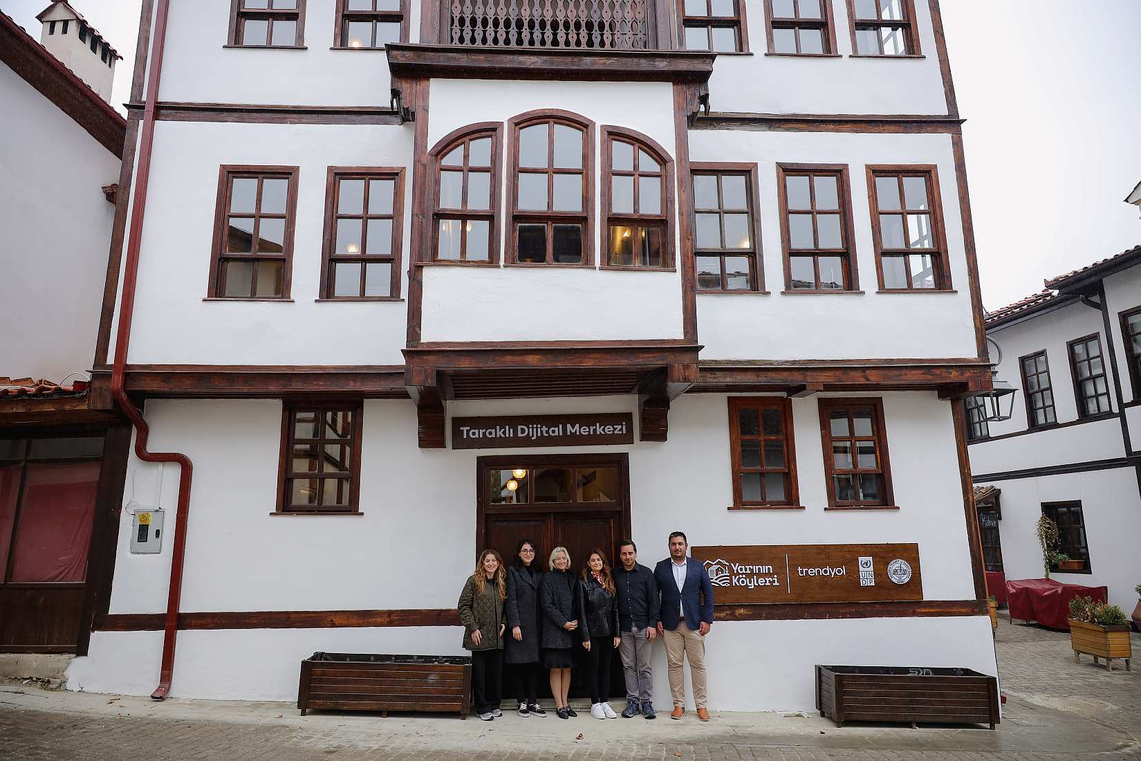 1730361078_Ece_Uygurt__rk_Bilge_Avc___Louisa_Vinton___rem_Poyraz_Cem_Bayrak_Murat_Uncuoglu