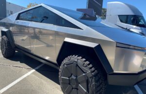 Tesla Cybertruck Yeniden Sahnede: Bu Versiyon Fiyat-Performans Canavarı mı? Tesla Cybertruck satışları
