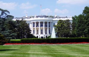 Trump, Apple’ın Cook’unun üretimi Meksika’dan ABD’ye taşıma sözü verdiğini söyledi