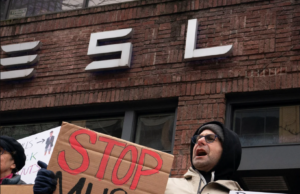 Tesla bayilerinde hükümetin işten çıkarmaları nedeniyle protestolar patlak verdi