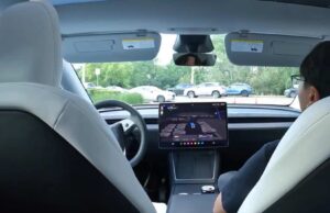 Tesla’nın Robotaksi Aracı Otoparkta Sıkıştı: Otonom Sürüşe Güven Sarsılıyor mu? Tesla Otomatik Güncelleme Sürüyor