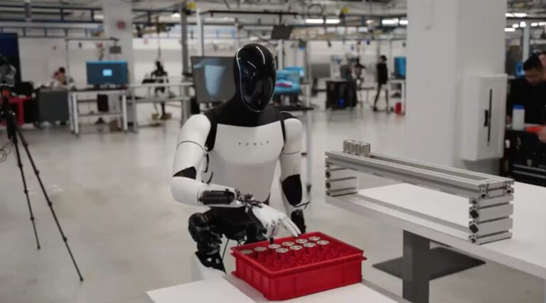 Tesla Optimus İnsansı Robotlar Yakında Aramızda Olacak