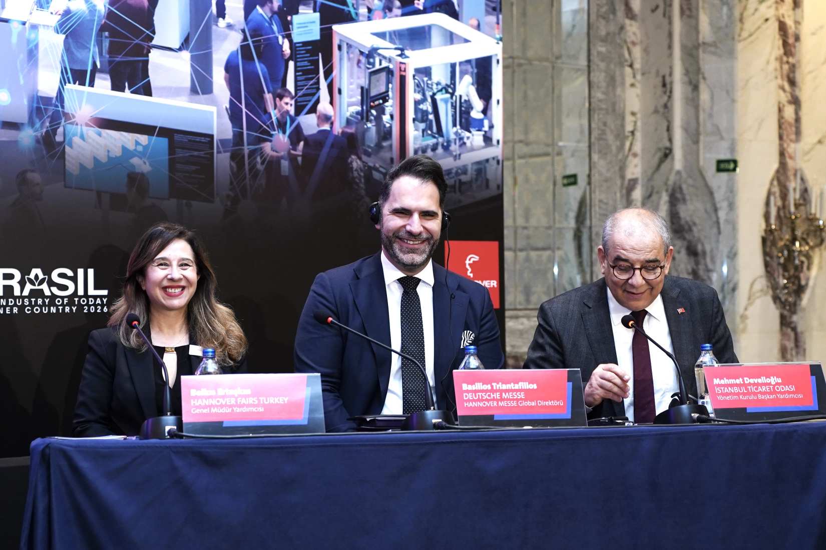 Soldan Sağa: Hannover Fairs Turkey Genel Müdür Yardımcısı Belkıs Ertaşkın, HANNOVER MESSE Küresel Direktörü Basilios Triantafillos, İstanbul Ticaret Odası (İTO) Yönetim Kurulu Başkan Yardımcısı Mehmet Develioğlu